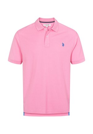 Roosa polo särk, mis on valmistatud puuvillast ja millel on tekstuuriline viimistlus. Omab kolme nööbiga rinda ja sinist tikandiga logo rinnal.