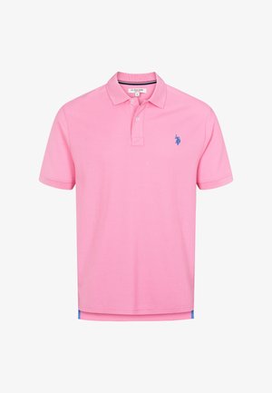 Roosa polo särk, mis on valmistatud puuvillast ja millel on tekstuuriline viimistlus. Omab kolme nööbiga rinda ja sinist tikandiga logo rinnal.