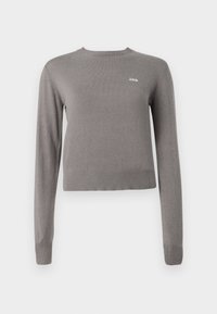 Maglione grigio a coste con maniche lunghe, scollo rotondo e piccolo logo ricamato "2ND" sul petto. Tessuto morbido, design corto.