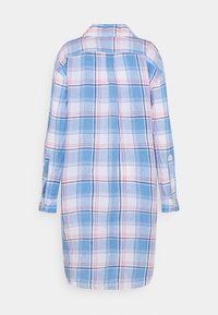 Blå och vit rutmönstrad skjortklänning med långa ärmar och knäppta manschetter. Har krage och söm i bakstycket. Mjuk tygliknande känsla.