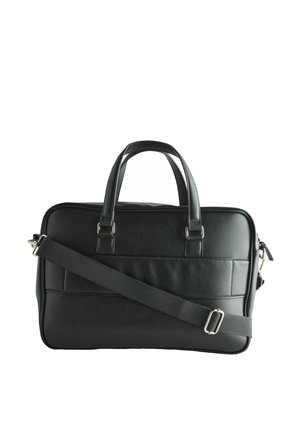 Maletín de cuero negro con doble asa y correa de hombro ajustable, diseñado para llevar documentos o un portátil.