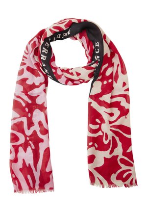 Červeně a bíle vzorovaný abstraktní šátek s černým lemem a bílým textem, lehká tkanina, roztřepené okraje.