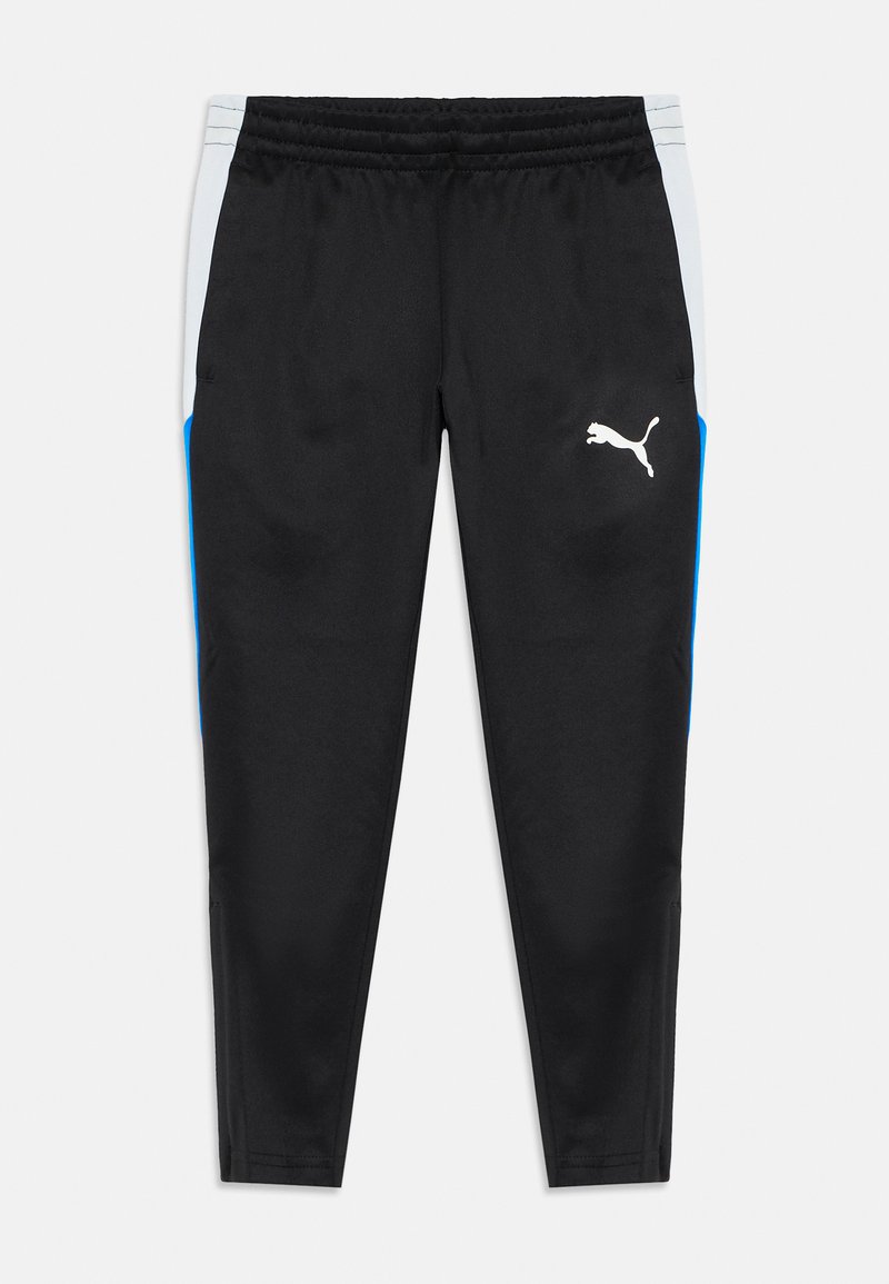 Čierne športové nohavice s bielymi a modrými bočnými panelmi, elastický pás, zipsové vrecká a biele logo Puma na pravej stehne.