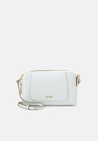 Balta oda crossbody krepšys su tekstūruotu paviršiumi, auksinėmis detalėmis, užtrauktuku ir reguliuojamu dirželiu. Logotipas įspaudžiamas priekyje.