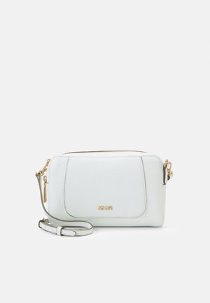 Sac bandoulière en cuir blanc avec une surface texturée, quincaillerie dorée, fermeture à glissière et une bandoulière réglable. Logo embossé à l'avant.