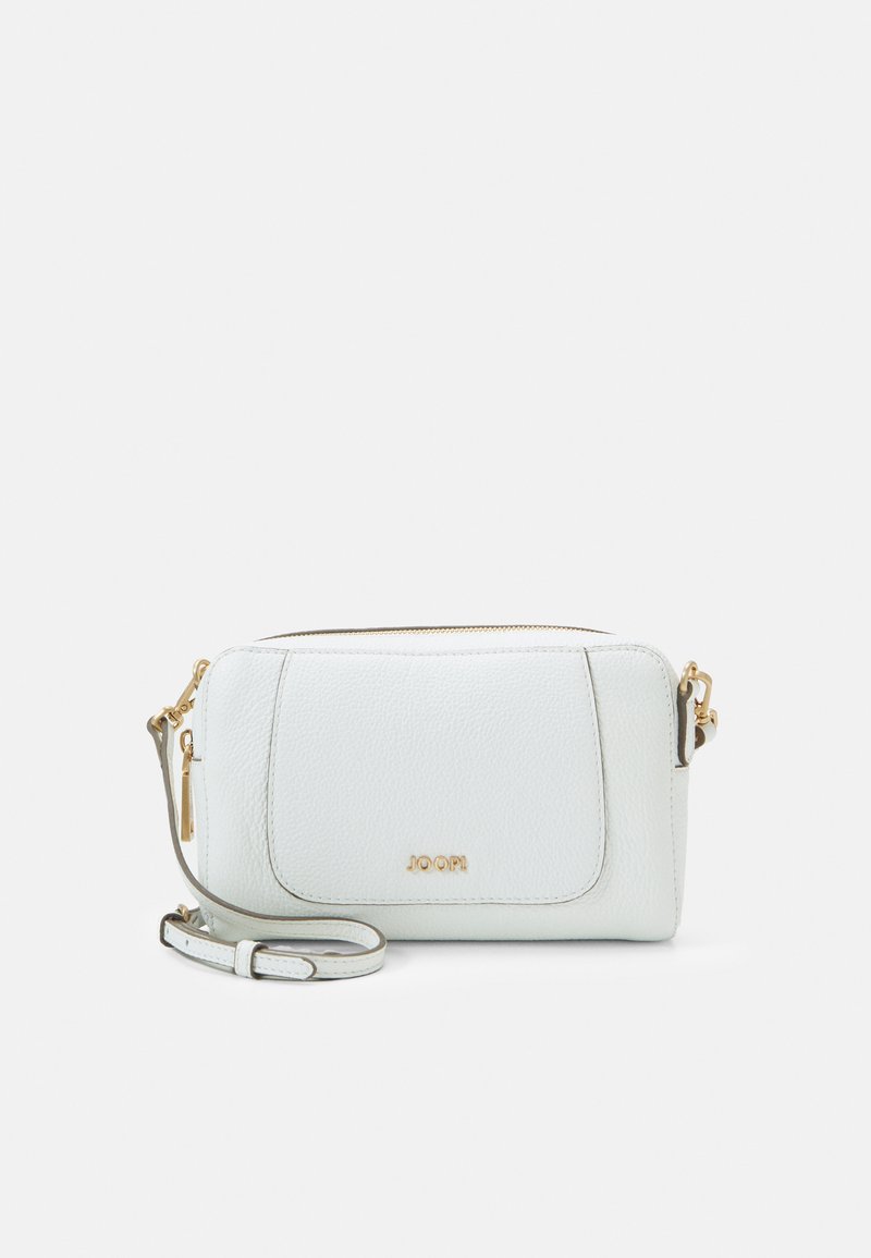 Balta oda crossbody krepšys su tekstūruotu paviršiumi, auksinėmis detalėmis, užtrauktuku ir reguliuojamu dirželiu. Logotipas įspaudžiamas priekyje.