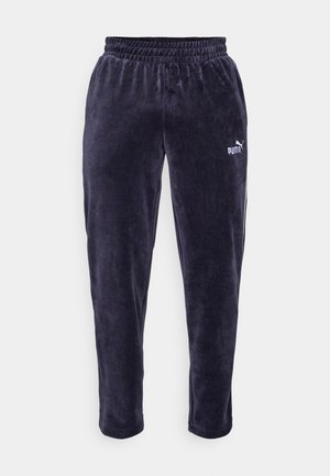 Navy velours trainingsbroek met elastische tailleband, taps toelopende benen en zijstrepen. Bevat een klein wit Puma-logo op de linkse heup.