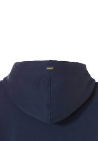 Donkerblauwe hoodie met een grote trekkoordkap, voorzien van een gestikte naad en een klein geel "nomad" label vlakbij de halslijn.