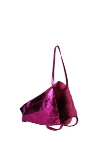 Roze metalen schoudertas met een driehoekige vorm, een gladde textuur, lange handvatten en een ruime binnenkant. De binnenkant heeft een effen donkerroze kleur.