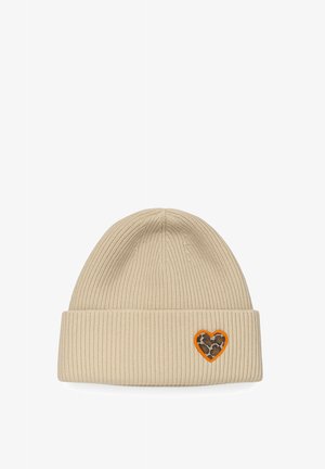 Beige gestrickte Mütze mit geripptem Muster und umgeschlagenem Bündchen. Verziert mit einem orange umrandeten Herz-Patch mit Leopardenmuster im Inneren.