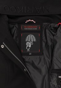 Zwarte jas interieur met een glanzende afwerking, met een label met rode accenten en een grafische illustratie van een personage onder een paraplu.