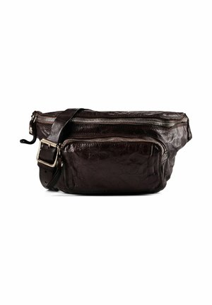Sac banane en cuir marron foncé avec une poche zippée à l'avant, une fermeture éclair supérieure et une sangle ajustable avec boucle en métal argenté.