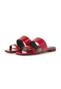 Sandali slide in pelle verniciata rossa con due ampie cinghie. Suola piatta, design minimalista, texture liscia e stile open-toe. Soletta nera.