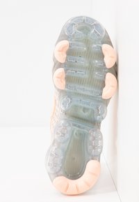 Suola della scarpa con un design traslucido, caratterizzata da dettagli in gomma rosa, sezioni testurizzate e un motivo imbottito unico per una migliore trazione.