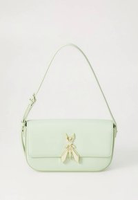 Bolso de mano de cuero verde con solapa plegable, detalles en hardware dorado que incluyen un adorno decorativo y una correa de hombro desmontable.