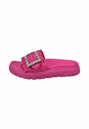 Rosa Rutschsandalette mit einem strukturierten, geflochtenen Riemen, der mit einer großen silbernen Schnalle verziert ist. Dicke Gummisohle mit geriffelter Textur.
