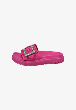 Roze slide sandaal met een geweven band met textuur en een grote zilveren gesp als detail. Dikke rubberen zool met geribbelde textuur.