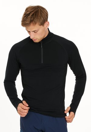 Sort langærmet basislag med halv-zip krave. Har en tætsiddende design og glat tekstur, velegnet til udendørs aktiviteter.