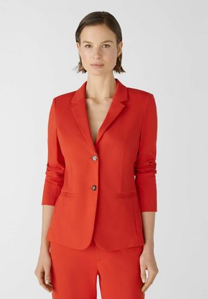 Blazer rouge ajusté avec un col cranté, fermeture à un bouton et deux poches avant. Tissu doux et silhouette ajustée.