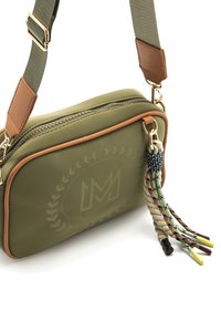 Grüne synthetische Schultertasche mit beigen Akzenten, Reißverschluss und dekorativem geflochtenem Anhänger. Mit geprägtem Logodesign und abnehmbarem Riemen.