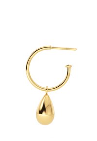 Orecchino a cerchio in oro con un pendente a goccia liscio. Il design presenta una superficie lucida e riflettente e una chiusura a filo curvato.