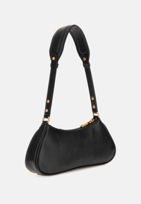 Sort læderhåndtaske med en buet form, der har en struktureret overflade, en guldlås og en aftagelig rem med gulddetaljer.