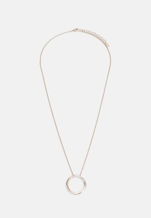 Delikatny srebrny łańcuszek z gładkim, okrągłym wisiorkiem i regulowanym zapięciem na jednolitym białym tle.