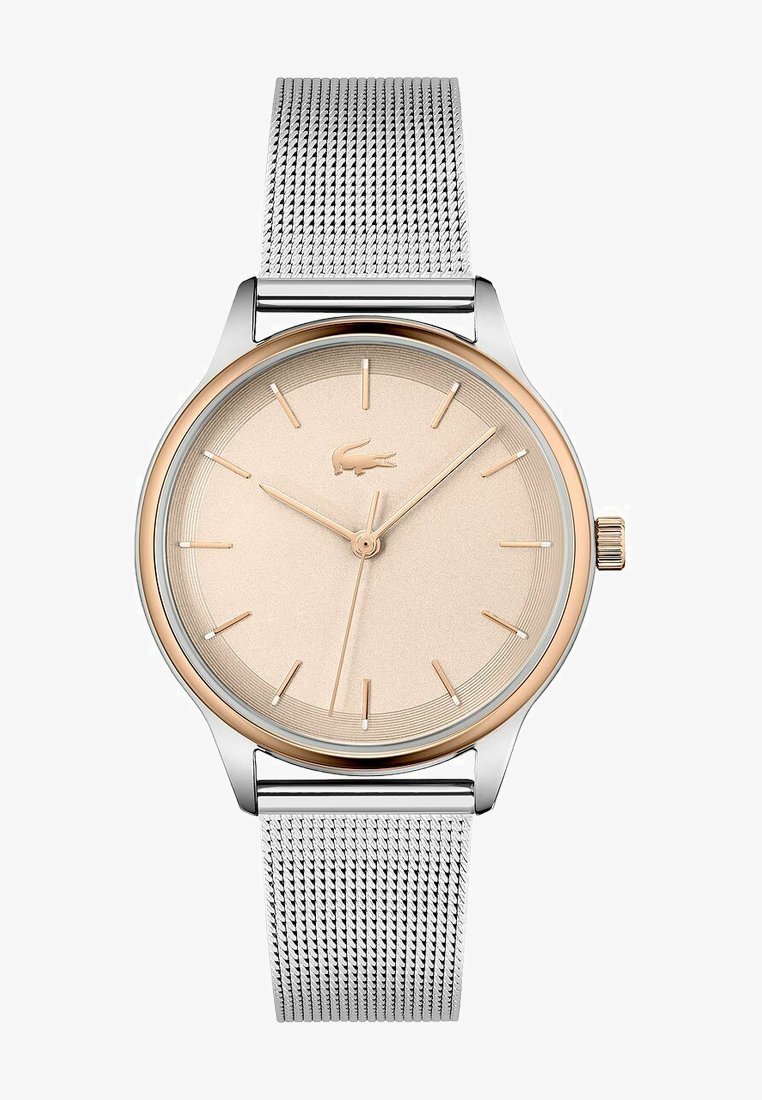 Reloj de pulsera con correa de malla plateada, bisel en oro rosa y un dial texturizado en beige claro. Presenta marcadores de hora delgados y el logotipo en el centro.