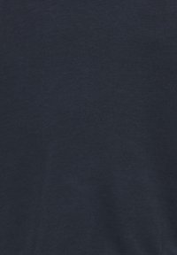 Marineblauwe katoenen t-shirt met een soepele textuur en een ronde hals. De stof lijkt lichtgewicht, zonder zichtbare patronen of accenten.