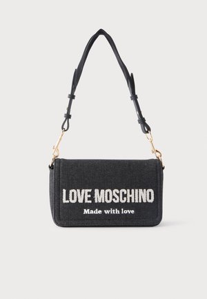 Czarna torba na ramię z regulowanym paskiem i złotymi zapięciami, z białym tekstem "LOVE MOSCHINO Made with love" na przedniej klapie.