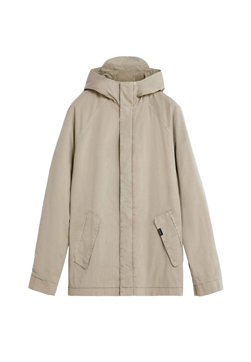 Chaqueta ligera beige con capucha, que cuenta con mangas raglán, dos bolsillos frontales y una textura suave y mate. Diseño simple y funcional.
