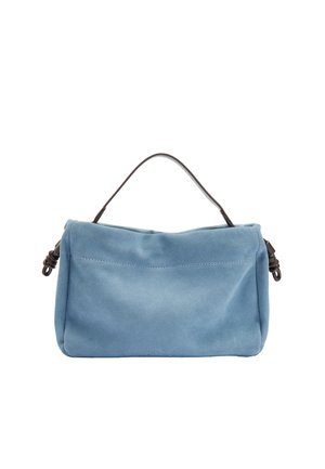 Niebieska zamszowa torebka z krótkim czarnym skórzanym uchwytem i zawiązanymi końcami na białym tle.