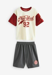 T-shirt i bomull med krämfärgad kropp och röda ärmar, med tryck "New York 92". Grå shorts med elastisk midja och logodetalj.