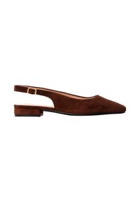 Chaussure plate slingback en daim marron avec bout pointu et petit talon bloc, dotée d’une bride à boucle dorée.