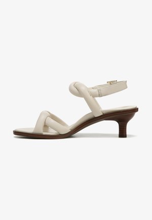 Crème-kleurige leren sandalen met gedraaide banden, een gepolsterde zool en een houten blokhak. Verstelbare gespsluiting op de enkelband.