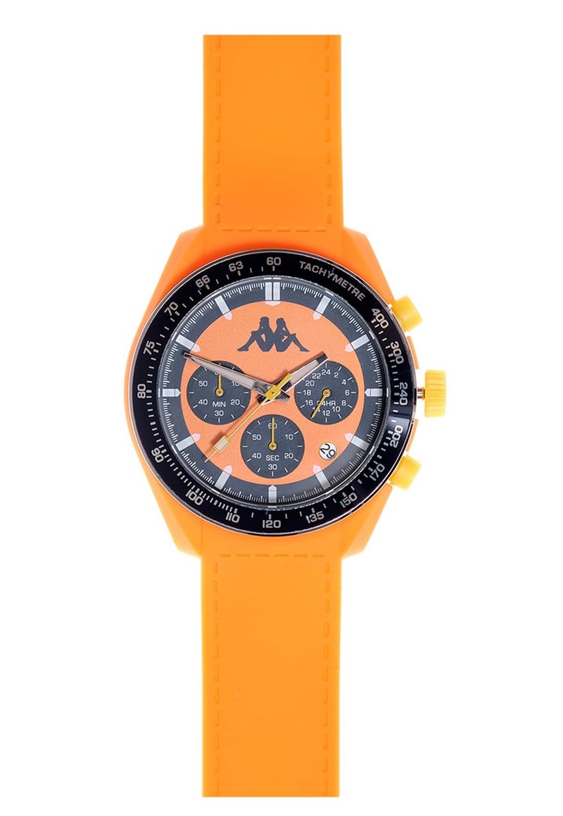 Reloj con correa de silicona naranja y bisel redondo de tachímetro negro. Cuenta con una esfera naranja y negra, tres subesferas y acentos amarillos.