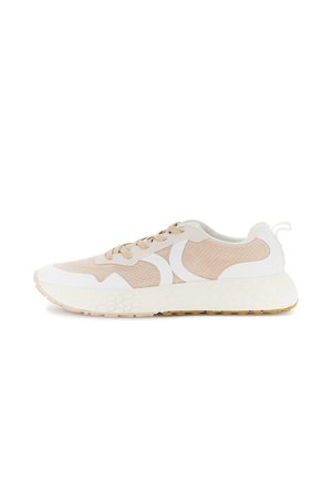 Beige og hvid lavtop-sneaker med tyk polstret sål, side logo-detalje, overdel i stofnet og snørelukning på hvid baggrund.