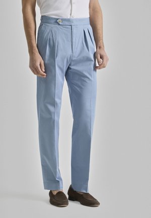 Pantalones de talle alto en azul claro, con pliegues frontales y cierre de un botón, confeccionados en una tela suave, con un diseño de pierna afinada.