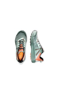 Leichte Trailrunning-Schuhe in Mintgrün mit Korallelementen. Atmungsaktives Mesh-Obermaterial, strukturiertes Profil mit tiefen Rillen für besseren Halt.