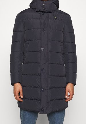 Marinblå pufferjacka med huva, med horisontell söm, framknappar och sidofickor. Slät, vattenavvisande tyg, längd till mitten av låret.