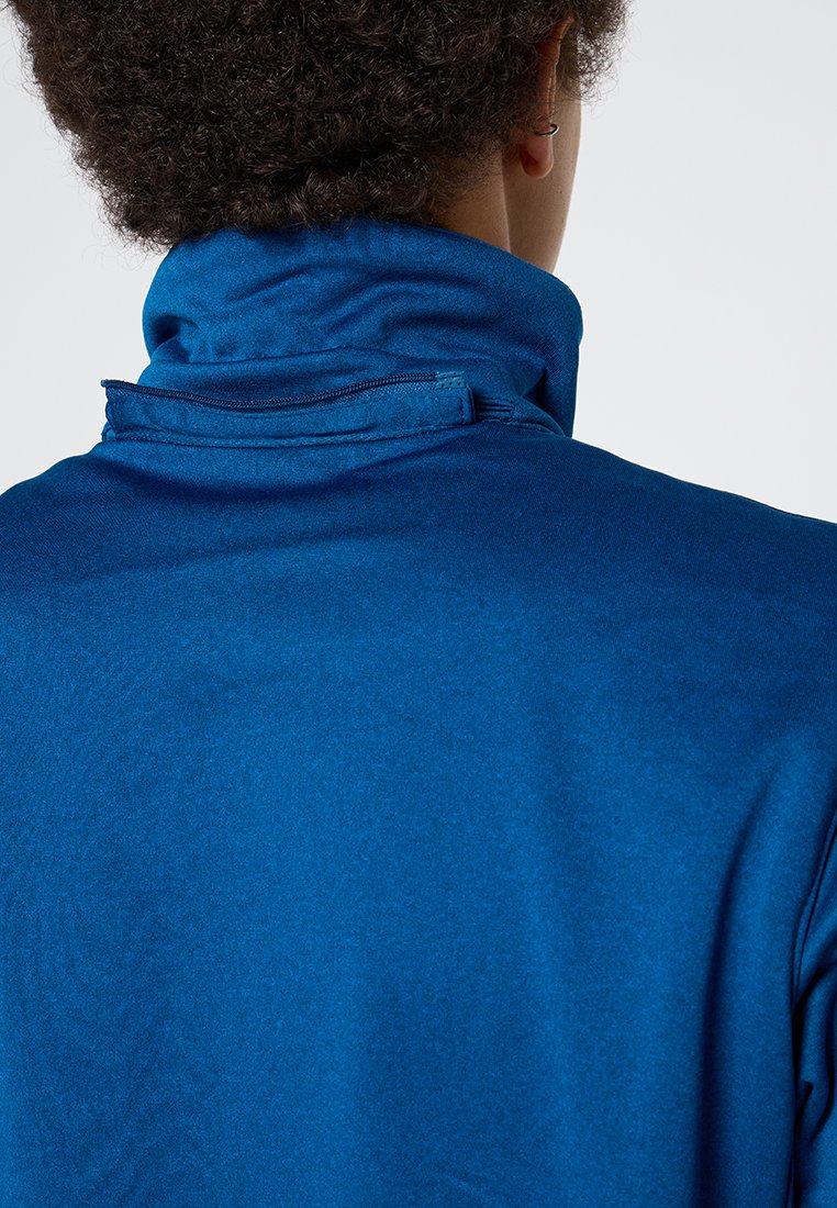 Sudadera azul de cuello alto con un tejido suave y texturizado, y una cremallera oculta en la parte posterior que resalta su diseño moderno.
