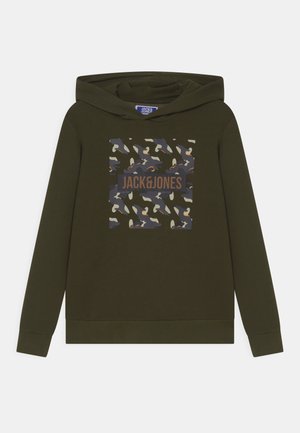 Oliwkowa zielona bluza z kapturem z kwadratem w kamuflażu i napisem „JACK & JONES” na piersi, z długimi rękawami i kapturem z przodu.