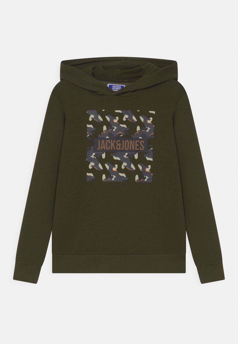 Sweat à capuche vert olive avec un carré camouflage et le texte "JACK & JONES" sur la poitrine, doté de manches longues et d'une capuche frontale.
