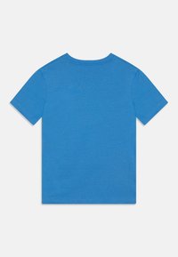 Camiseta de manga corta azul hecha de una tela ligera. Cuello redondo, diseño liso con una textura suave y sin patrones o acentos visibles.