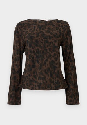 Chemise marron à manches longues avec imprimé léopard abstrait noir, encolure ronde et ourlet légèrement évasé.