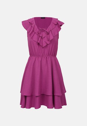 Robe sans manches fuchsia avec un col à volants et un détail à nouer, présentant un tissu texturé et un design de jupe superposée.