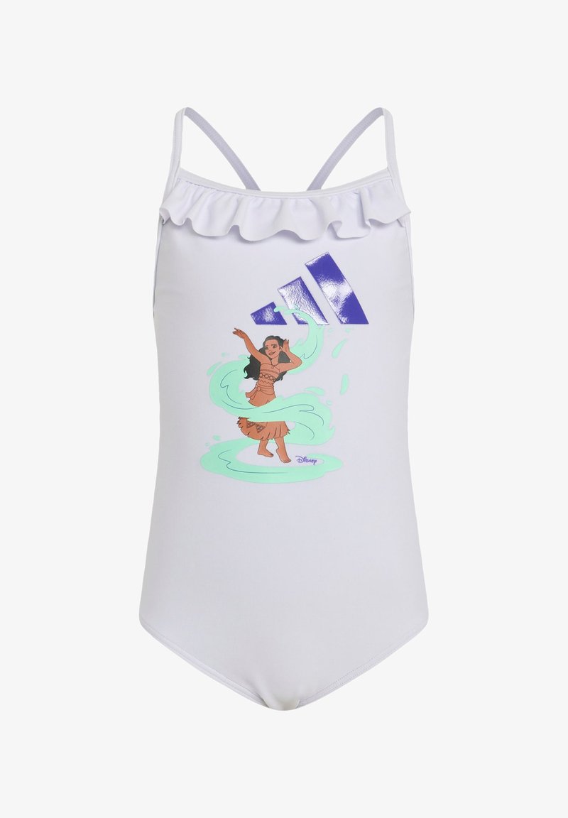 Maillot de bain blanc pour filles avec un col à volant, représentant le personnage Disney Moana dansant avec des tourbillons turquoise et un logo Adidas violet au-dessus.