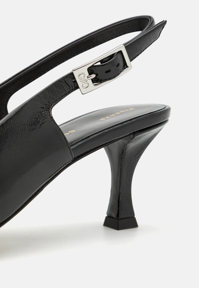 Sorte læder slingback hæl med en blank finish, firkantet hæl og sølvspænde detaljer på stroppen. Glat inderside med mærkets påskrift.