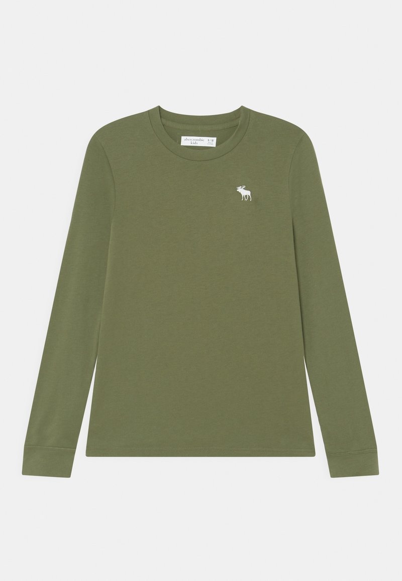 Camiseta de manga larga color verde oliva con cuello redondo y pequeño logo blanco de alce en el pecho izquierdo, talla infantil 5/6 etiqueta en el interior del cuello.