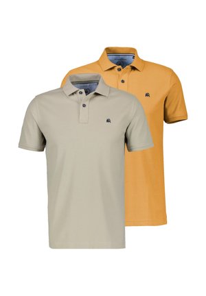 Zwei kurzärmlige Herren-Poloshirts, eines vorne in Beige und eines hinten in Senfgelb, beide mit geknöpften Kragen und kleinen Brustlogos.
